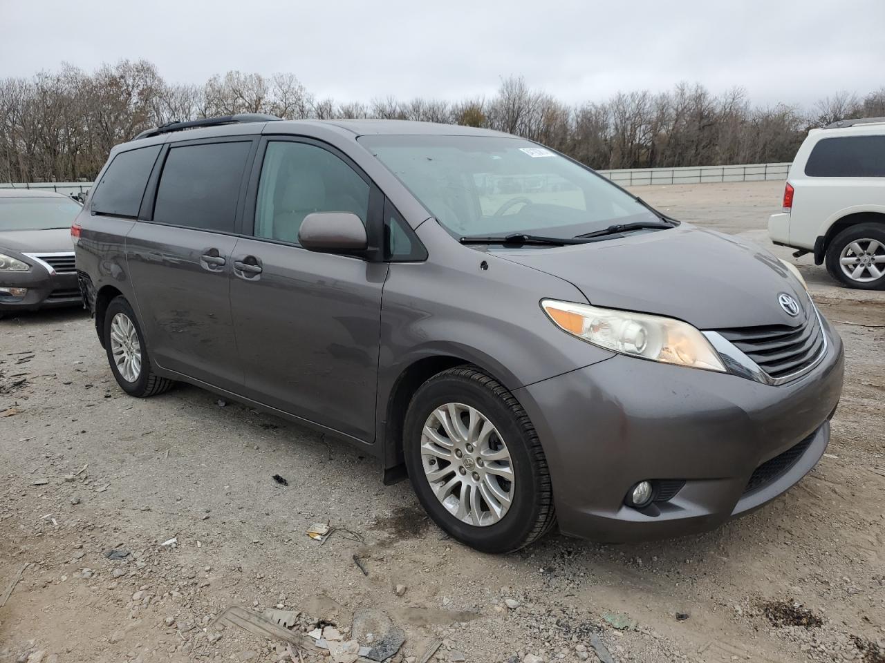 2014 Toyota Sienna - Image 4