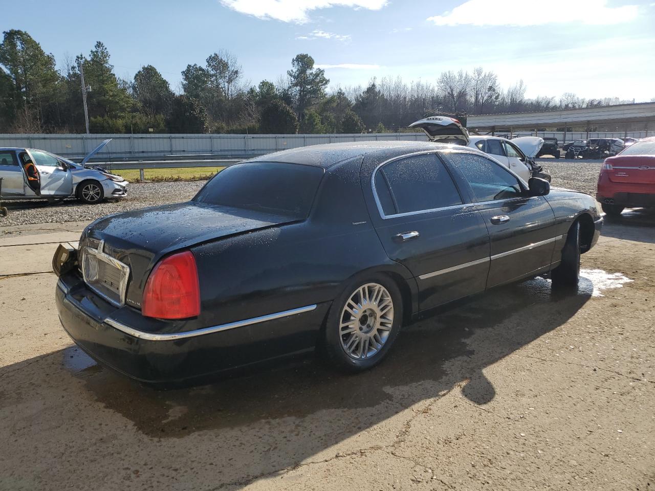 2006 Lincoln Town Car - Image 3