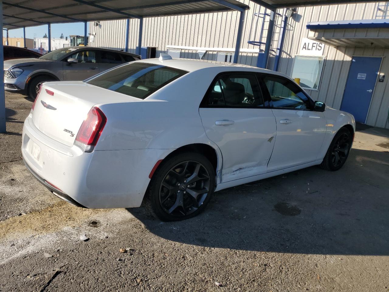 VIN 2C3CCABG6PH537521 2023 CHRYSLER 300 no.3