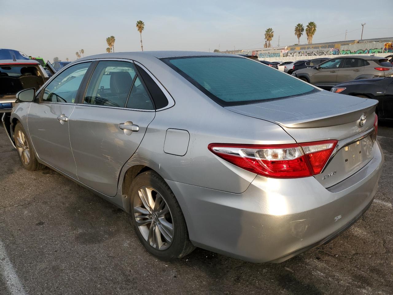 VIN 4T1BF1FK1GU145018 2016 TOYOTA CAMRY no.2