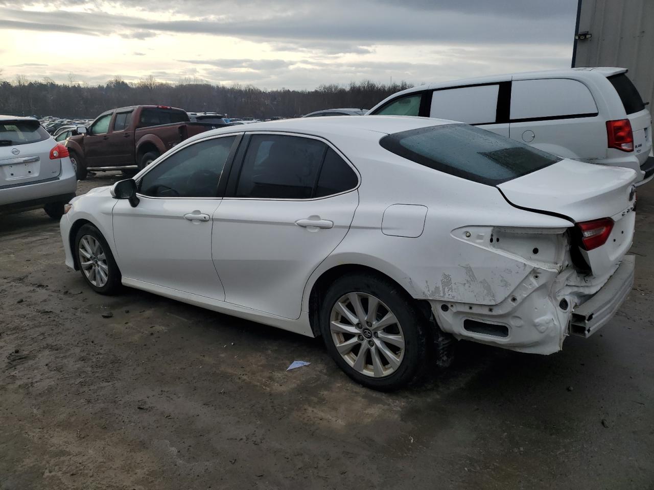 VIN 4T1B11HK6JU100787 2018 TOYOTA CAMRY no.2