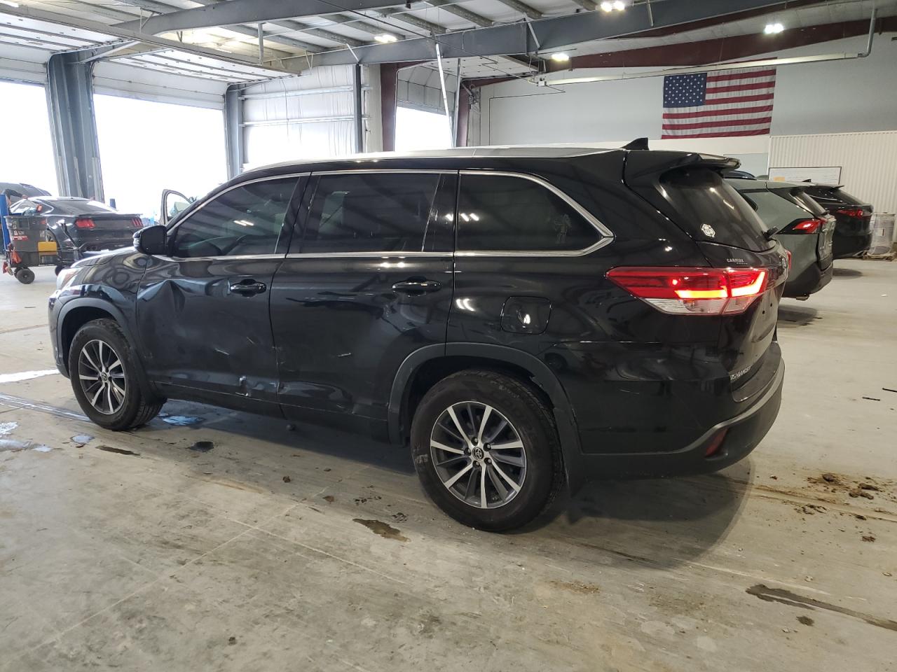 2017 Toyota Highlander - Image 2