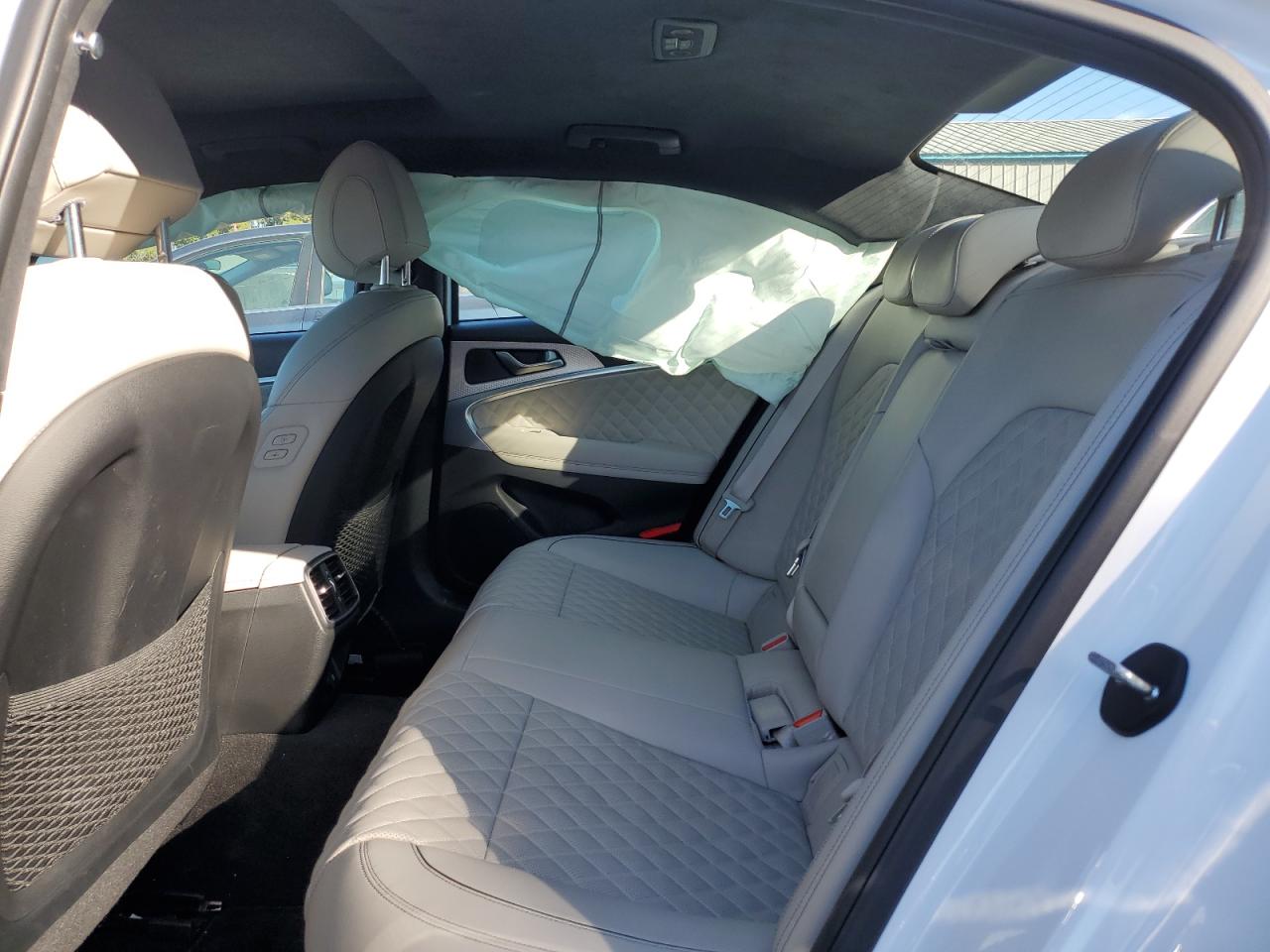 2022 Genesis G70 - Image 11