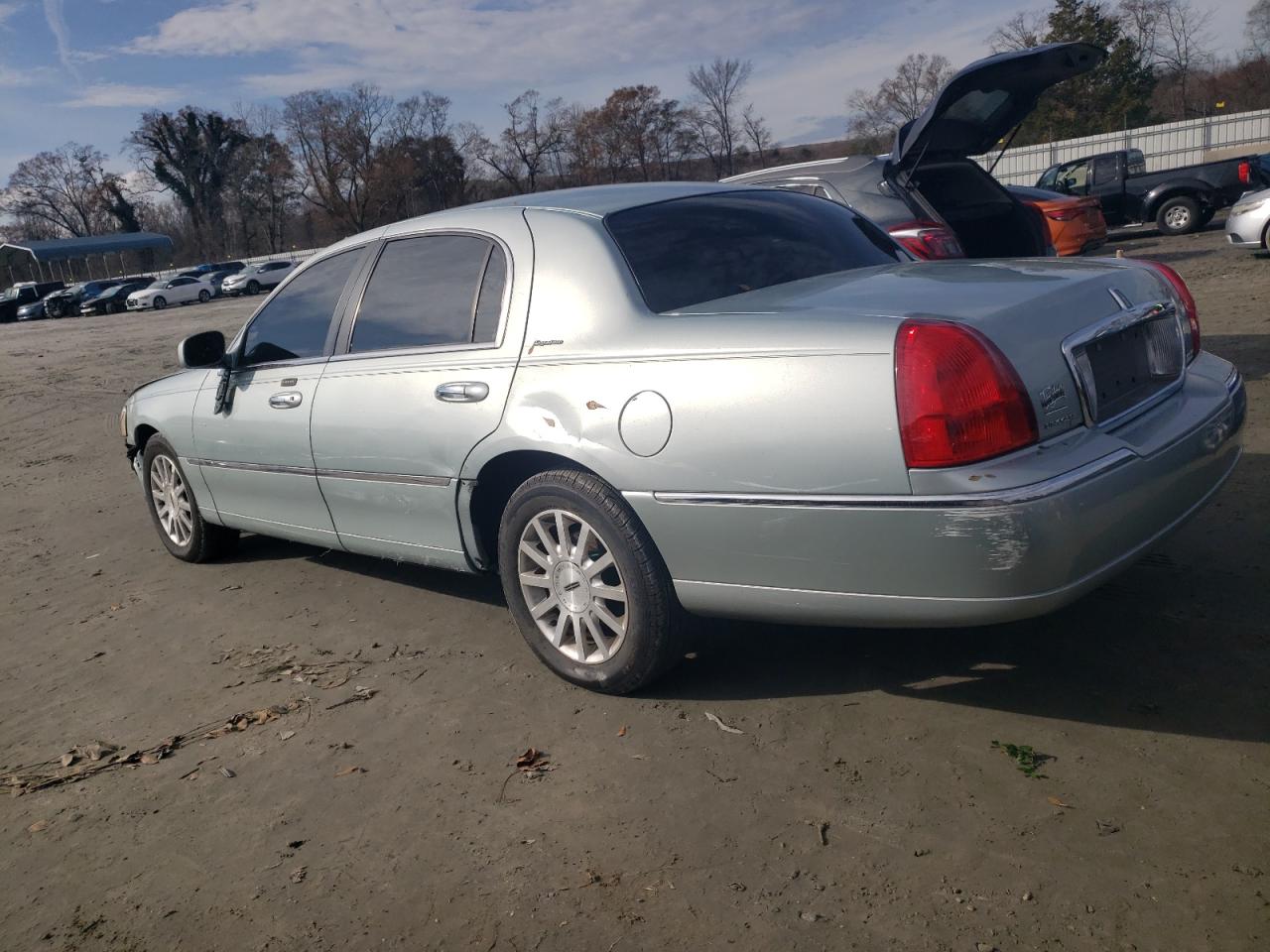 2007 Lincoln Town Car - Image 2