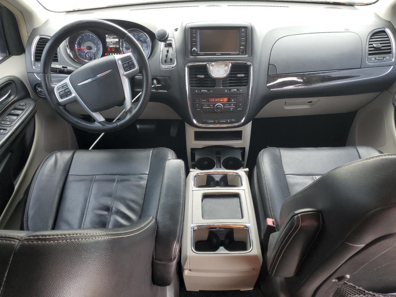 2014 Chrysler Town & Country - Image 8