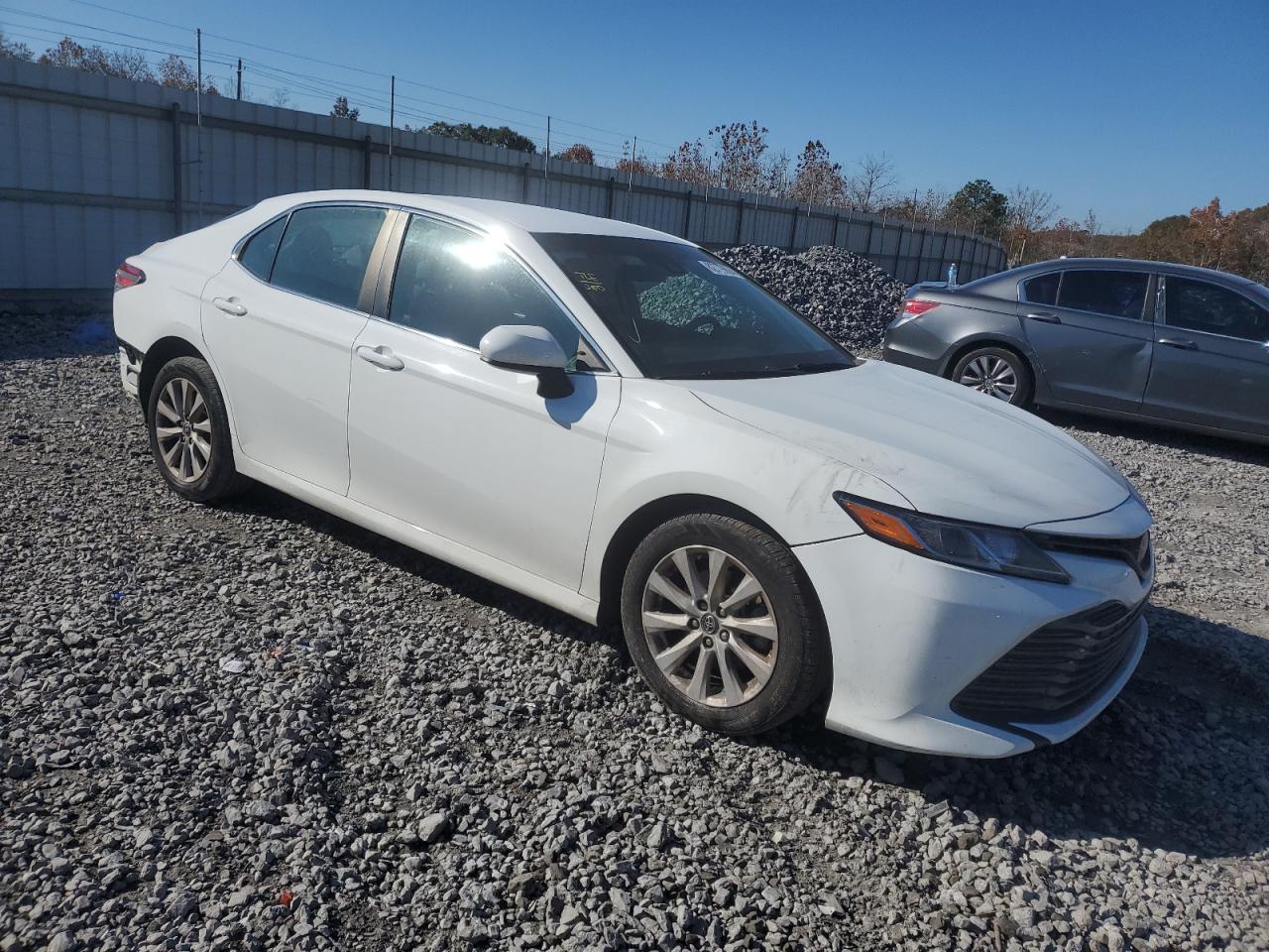 VIN 4T1B11HK6JU647686 2018 TOYOTA CAMRY no.4