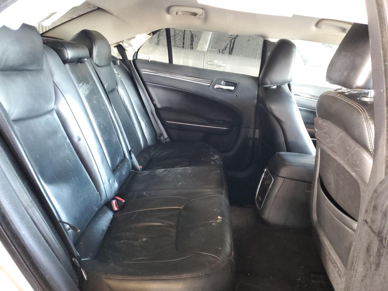 2017 Chrysler 300 - Image 10