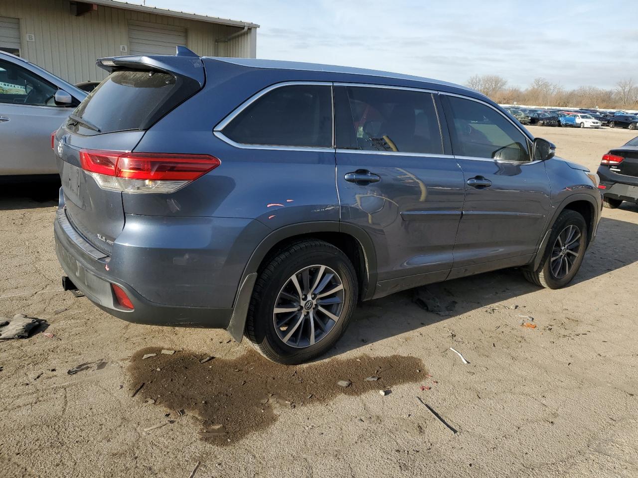 2017 Toyota Highlander - Image 3