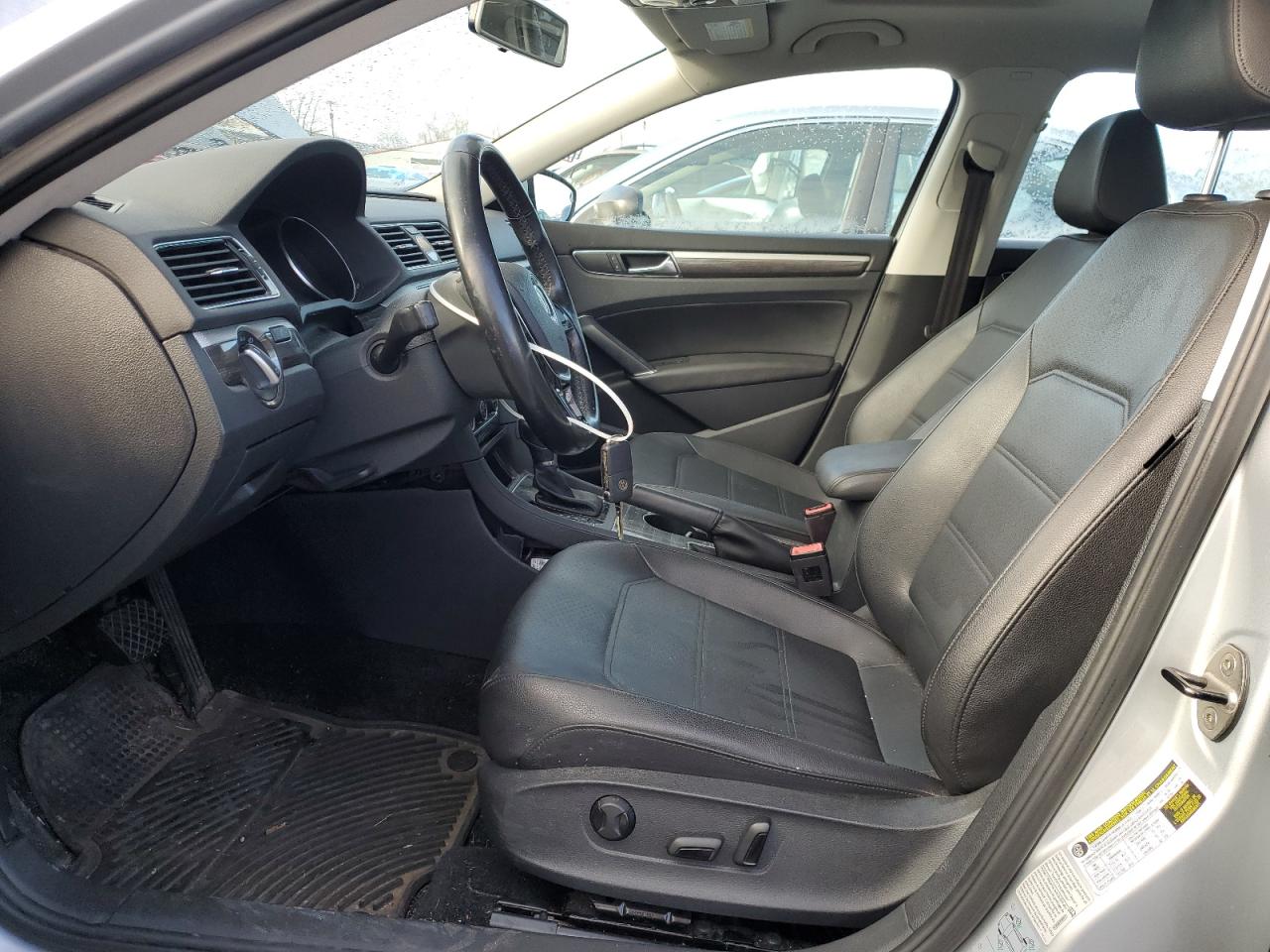 2017 Volkswagen Passat - Image 7