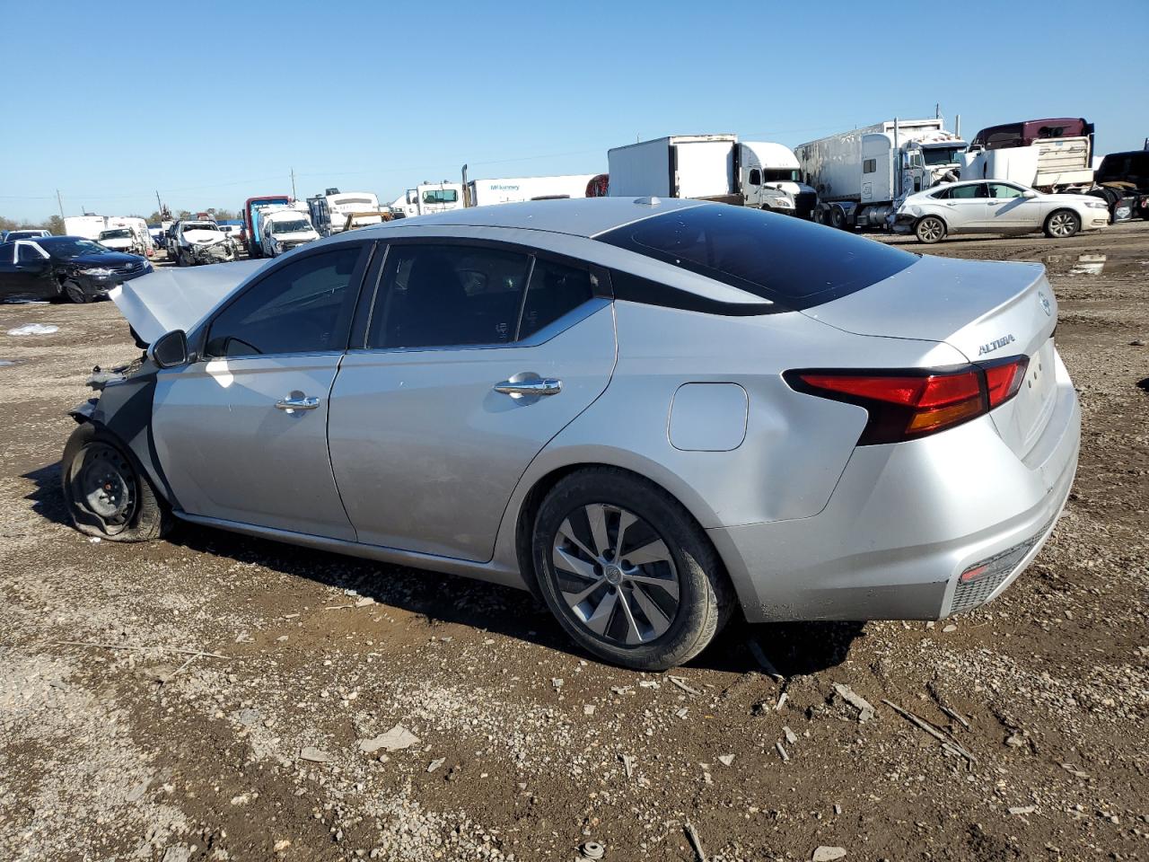 2020 Nissan Altima - Image 2