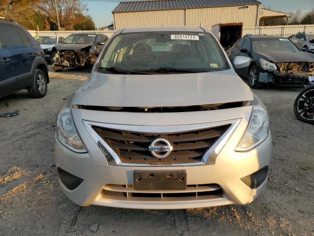  NISSAN VERSA 2019 Srebrny