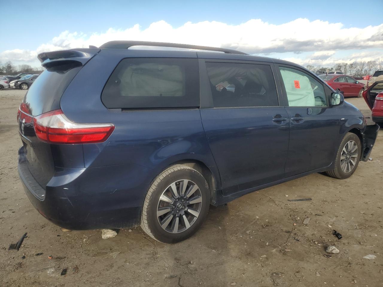 2019 Toyota Sienna - Image 3