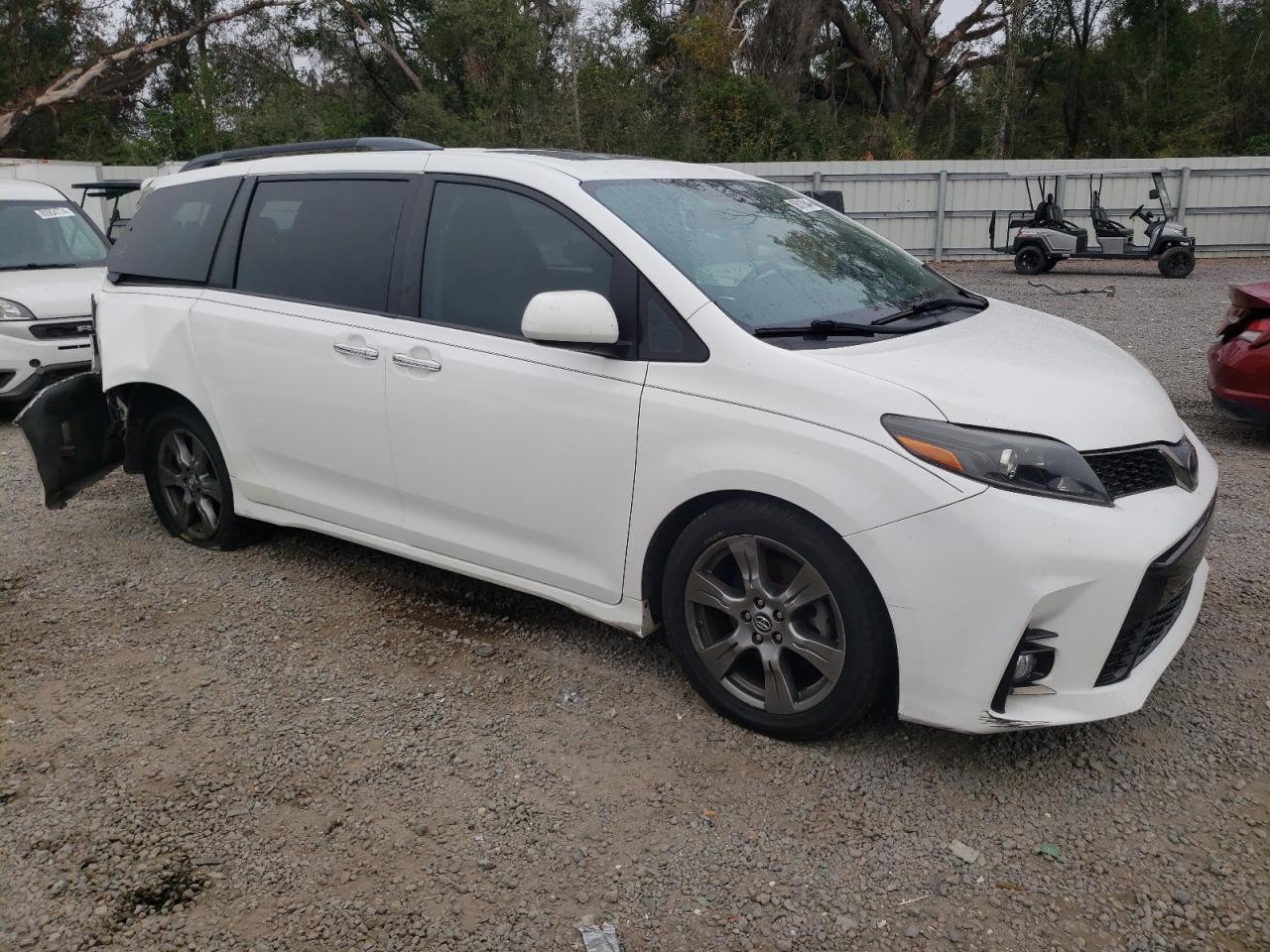 VIN 5TDXZ3DC9JS938524 2018 TOYOTA SIENNA no.4