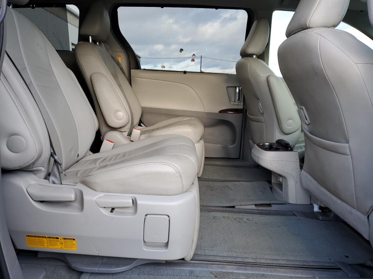 2014 Toyota Sienna - Image 11