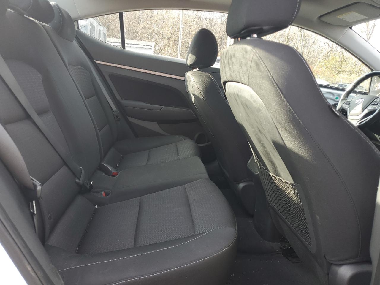 2017 Hyundai Elantra - Image 10