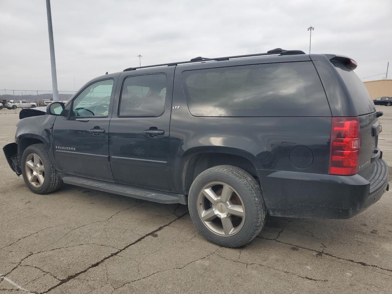 2007 Chevrolet Suburban - Image 2