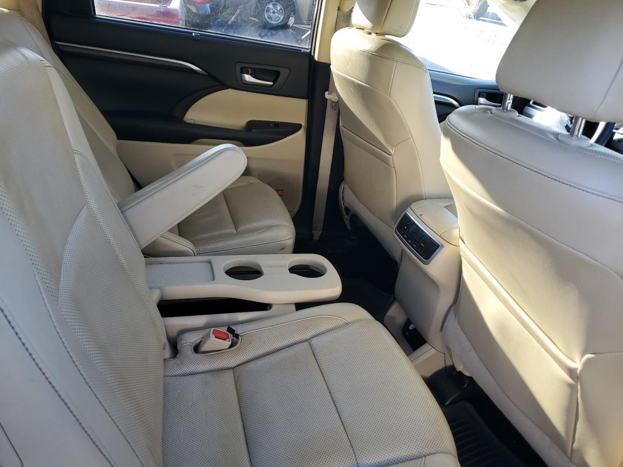 2015 Toyota Highlander - Image 10