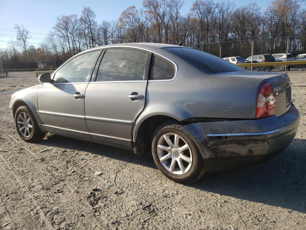 2004 Volkswagen Passat - Image 2
