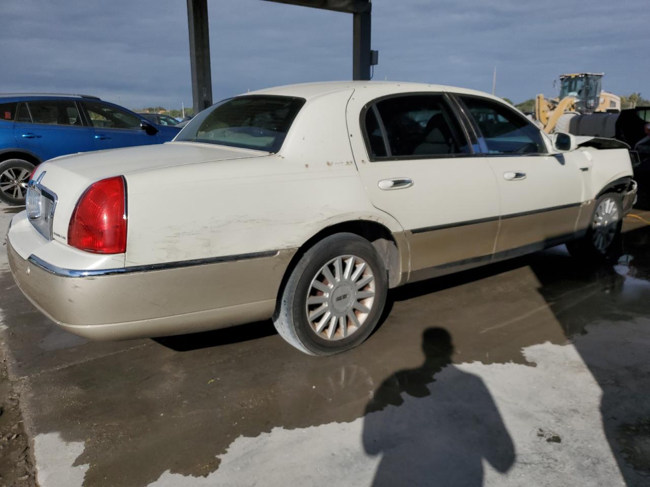 2005 Lincoln Town Car - Image 3
