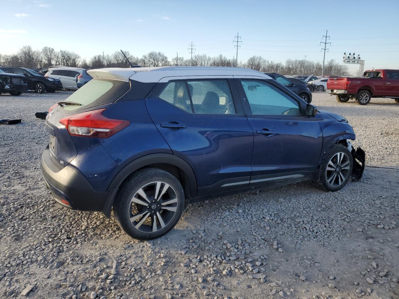 VIN 3N1CP5CU3KL568899 2019 NISSAN KICKS no.3