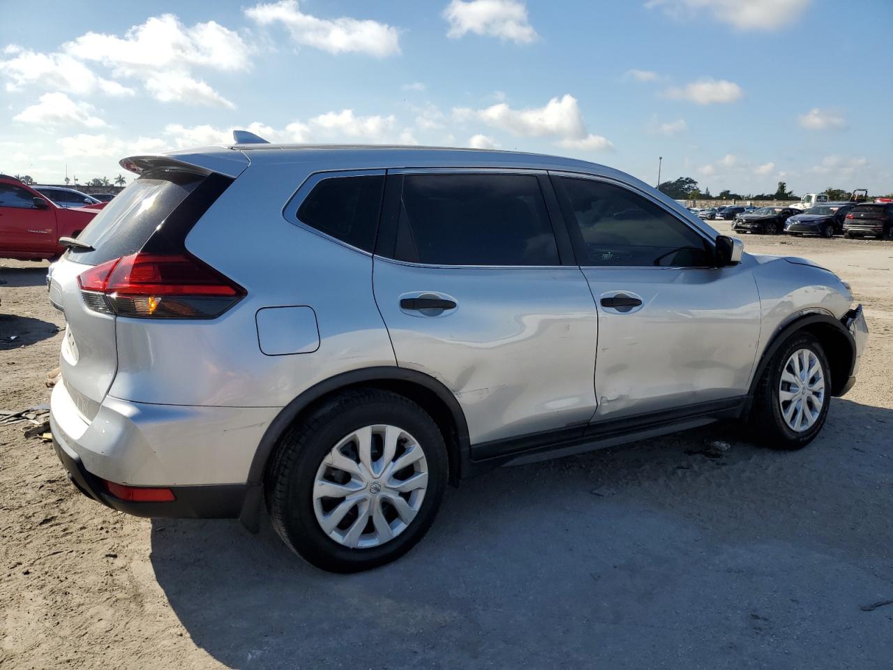 2017 Nissan Rogue - Image 3