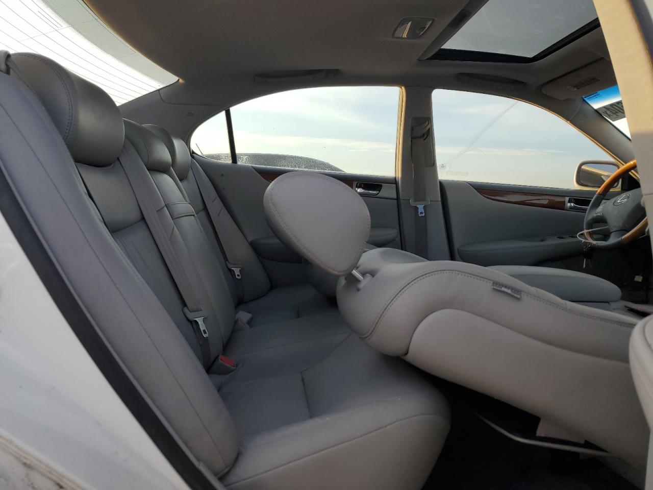 2005 Lexus ES - Image 10