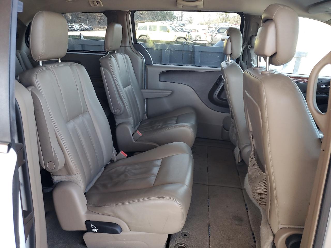 2016 Chrysler Town & Country - Image 10