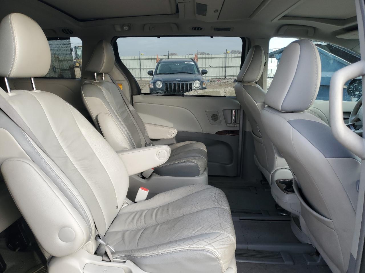 2011 Toyota Sienna - Image 11