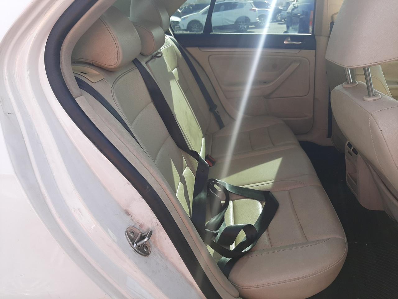 2010 Volkswagen Jetta - Image 10