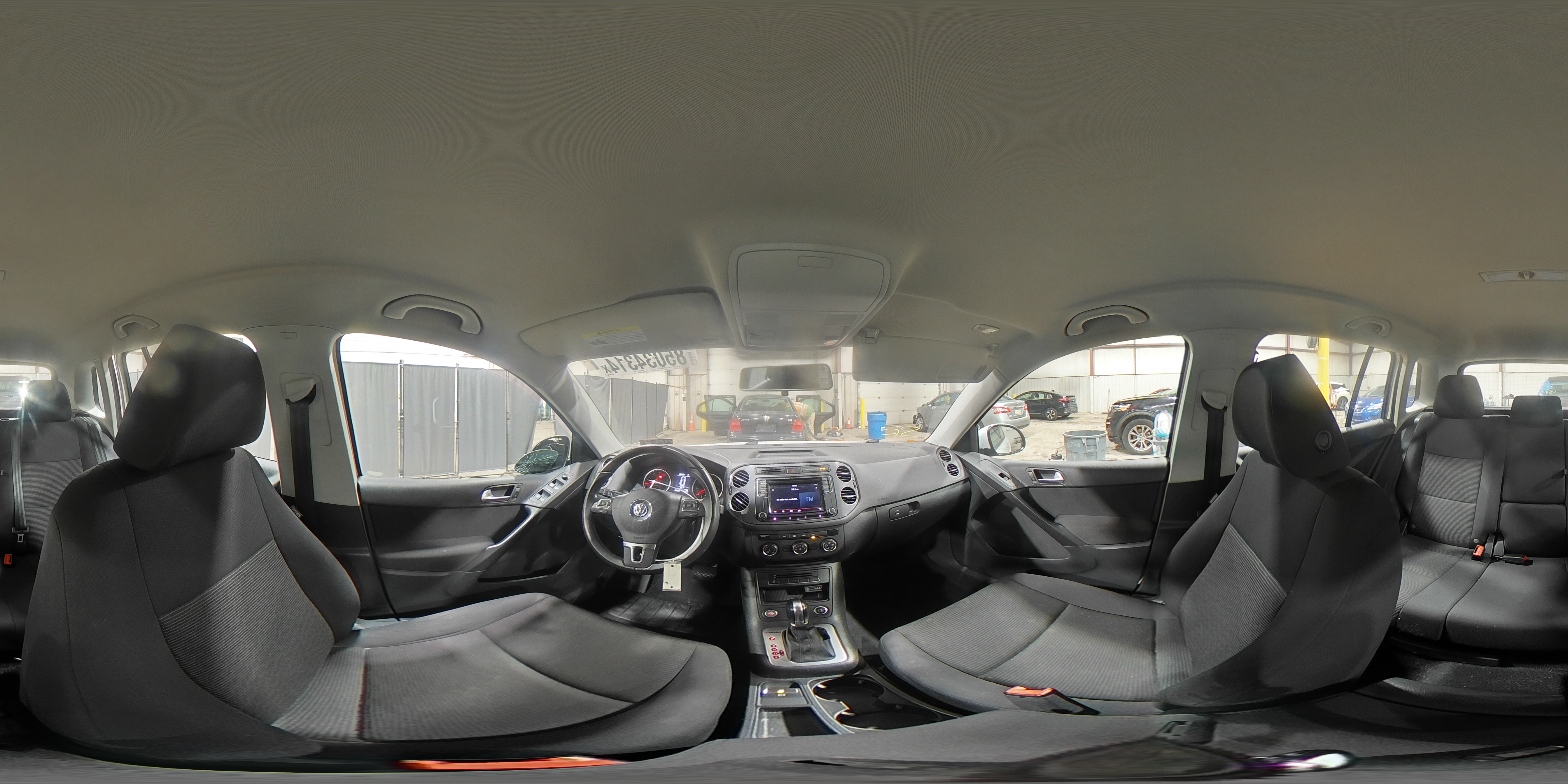 2017 Volkswagen Tiguan - Image 14