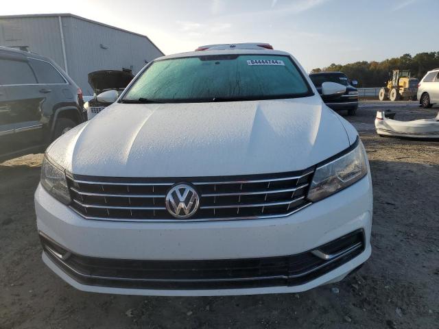  VOLKSWAGEN PASSAT 2017 White