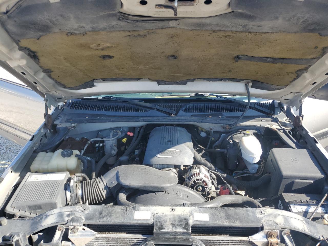 2004 Chevrolet Silverado - Image 11