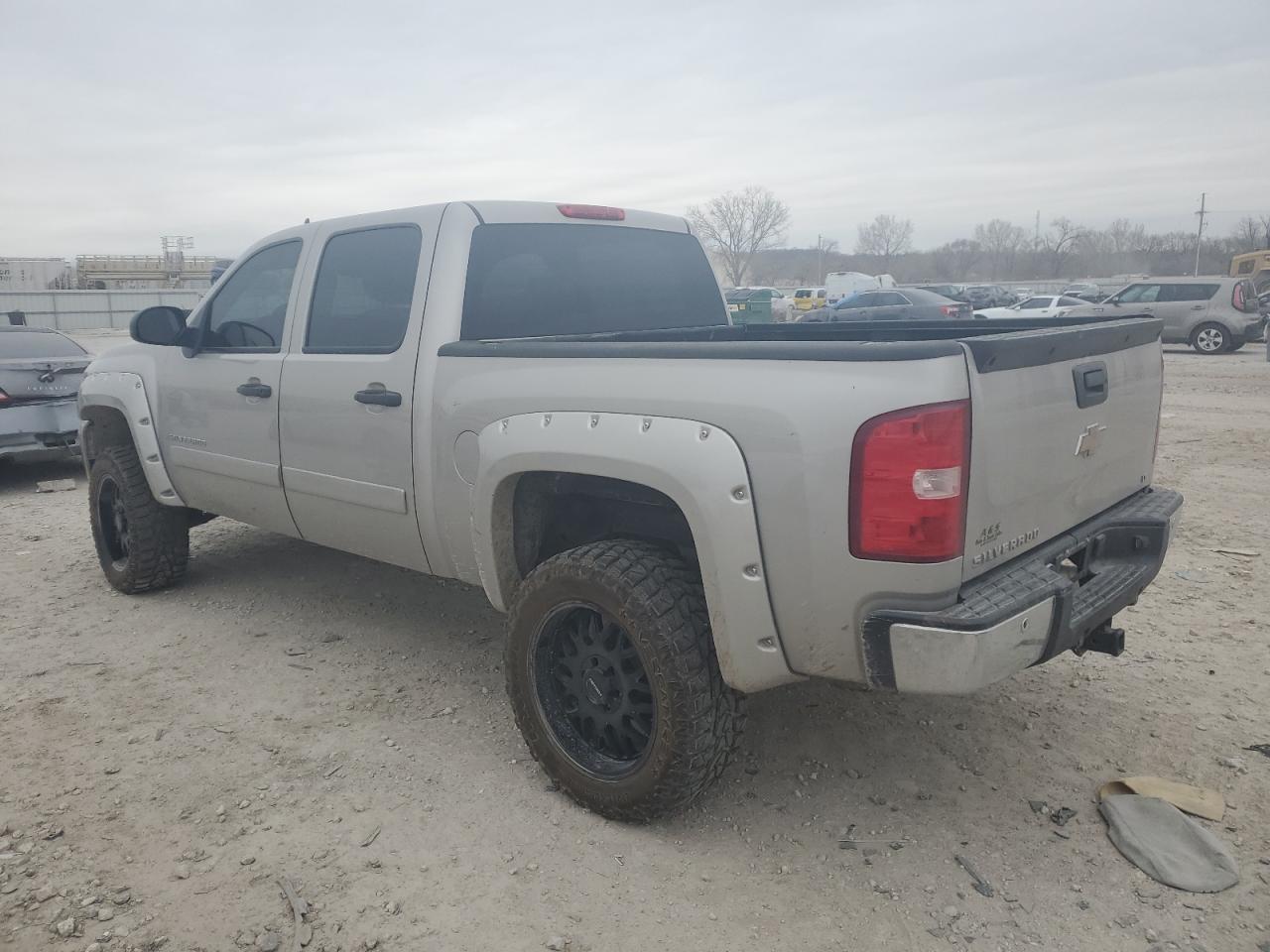 2007 Chevrolet Silverado - Image 2