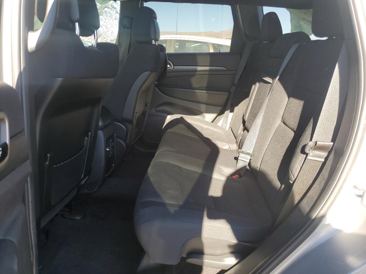 2017 Jeep Grand Cherokee - Image 11