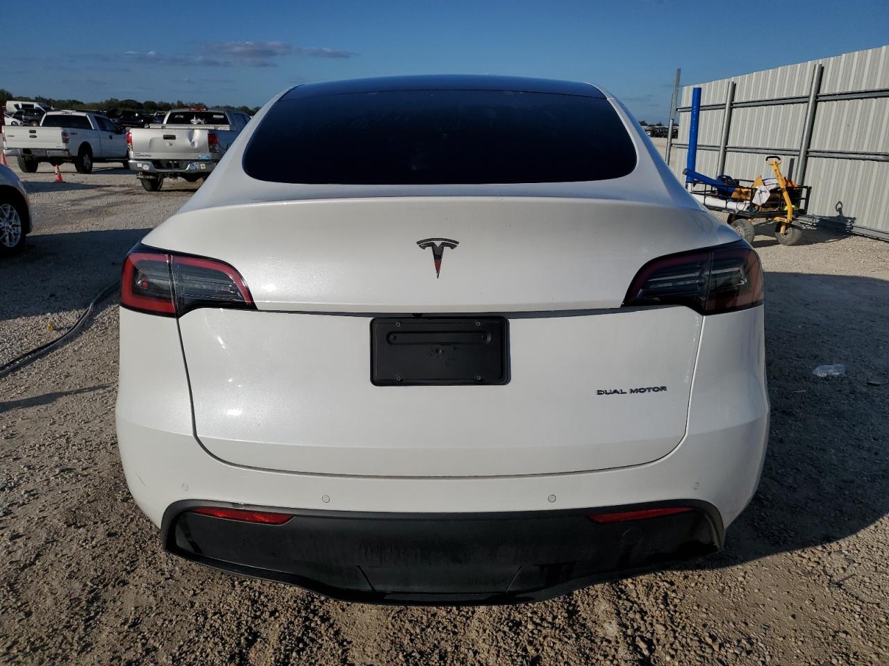 VIN 7SAYGDEE9NF331729 2022 TESLA MODEL Y no.6