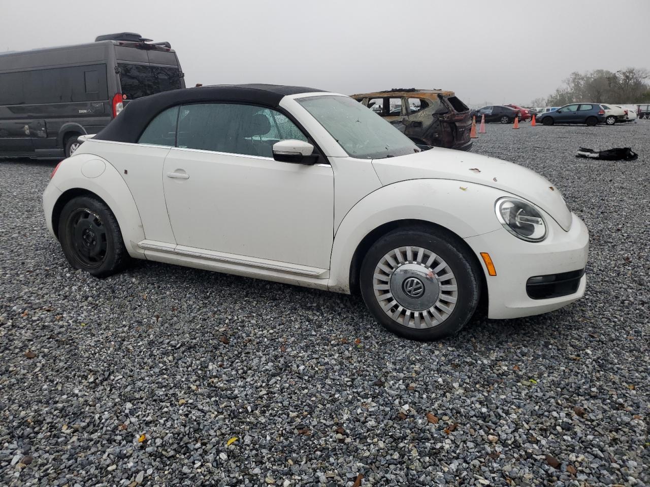 VIN 3VW5P7AT7DM812320 2013 VOLKSWAGEN BEETLE no.4