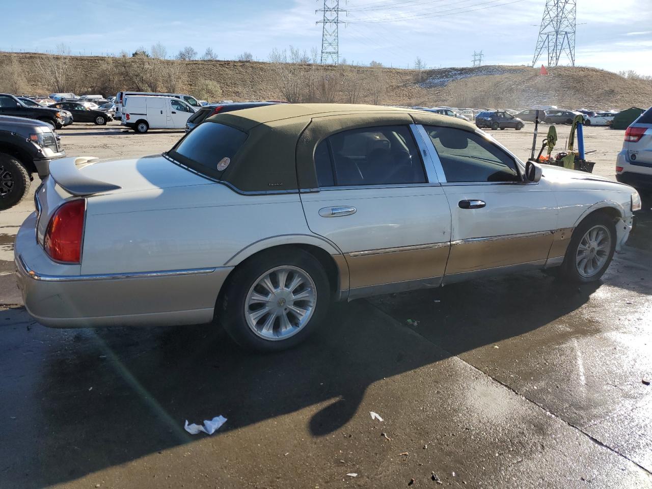 2005 Lincoln Town Car - Image 3