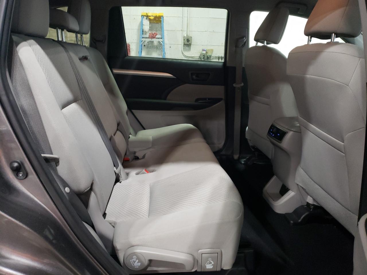 2017 Toyota Highlander - Image 11