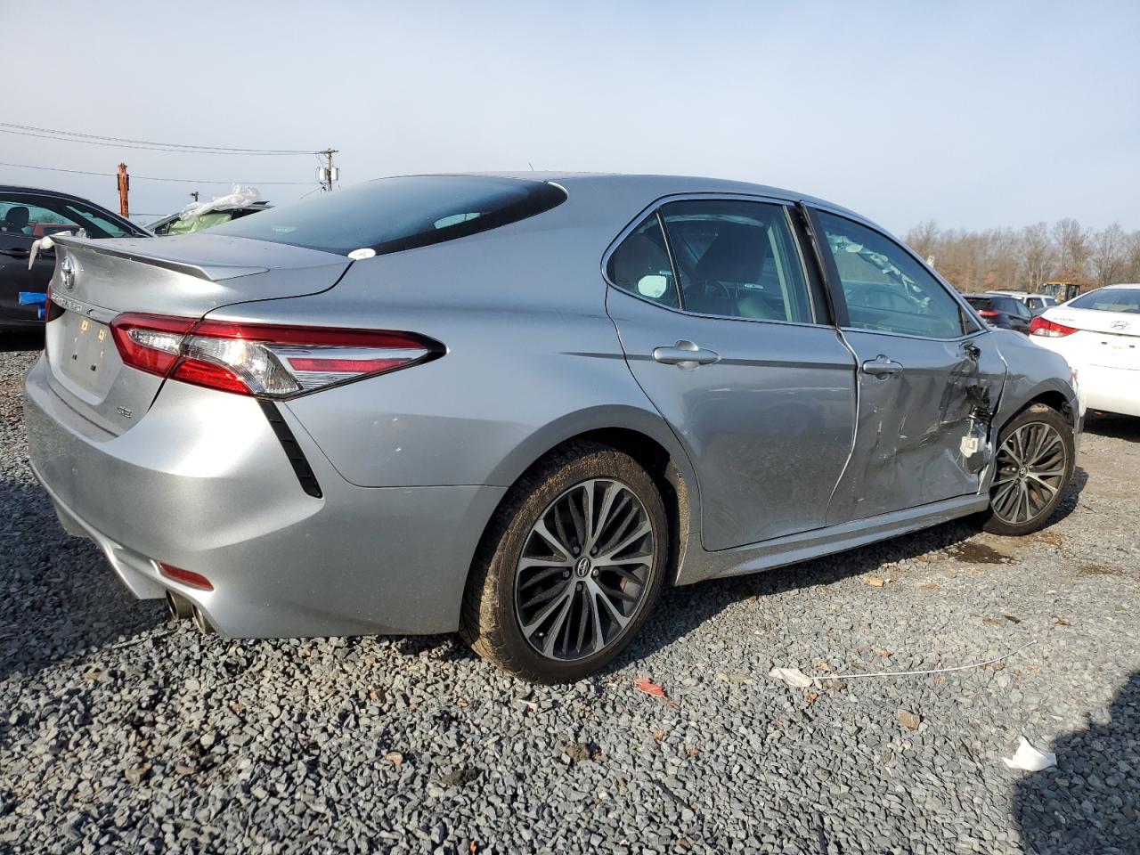 VIN 4T1B11HK8JU668619 2018 TOYOTA CAMRY no.3