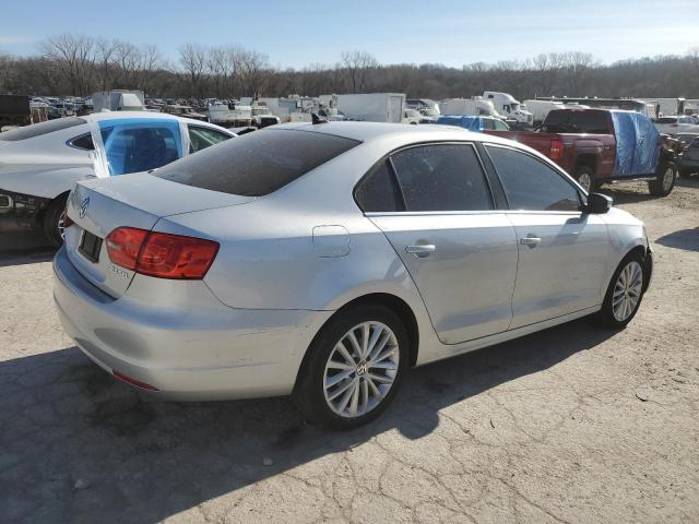 Sedans VOLKSWAGEN JETTA 2013 Srebrny