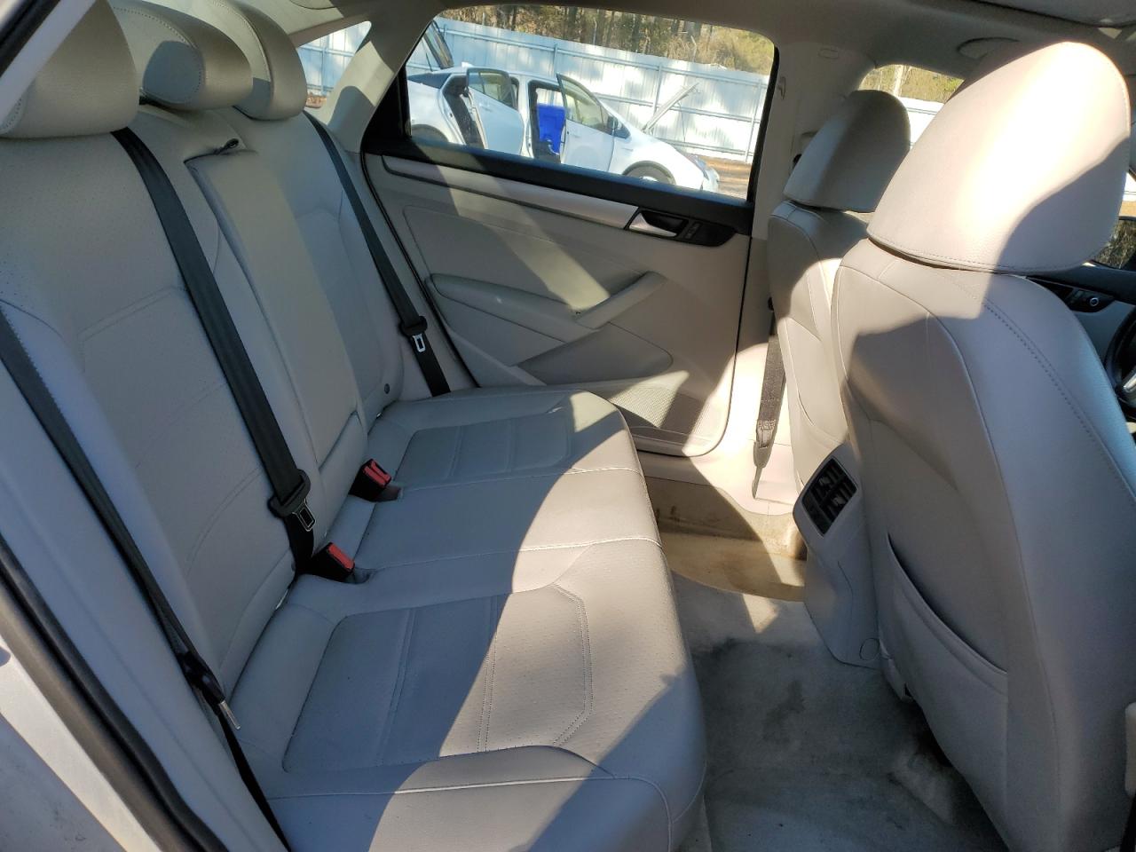 2015 Volkswagen Passat - Image 10