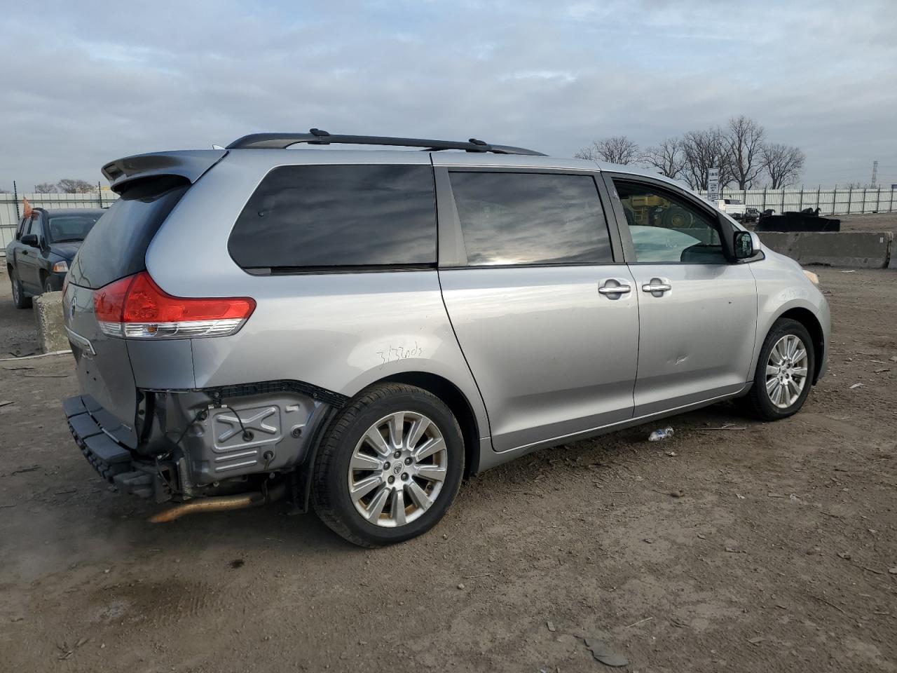 2011 Toyota Sienna - Image 3