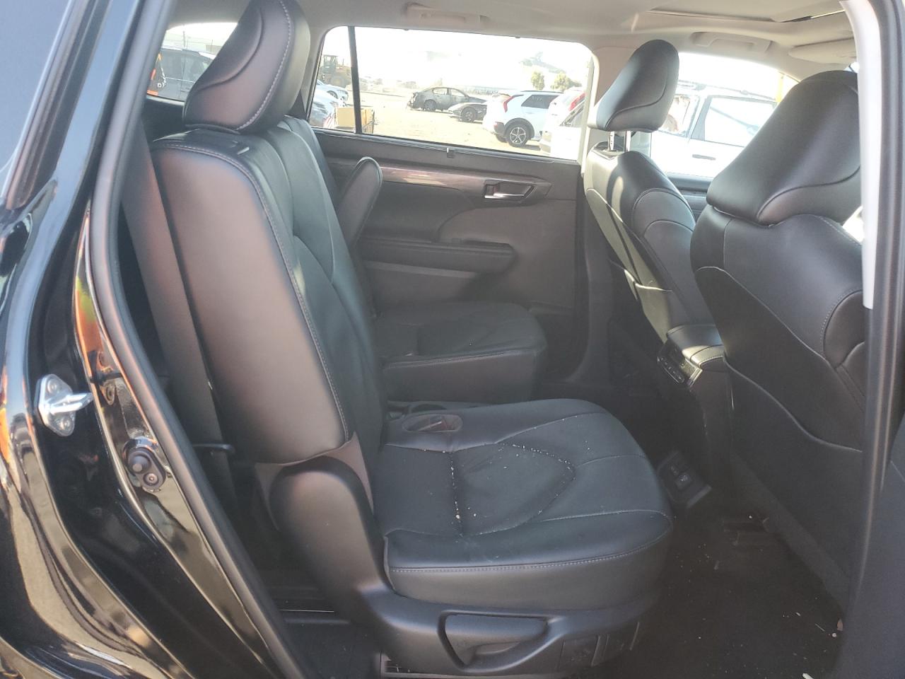 2022 Toyota Highlander - Image 11