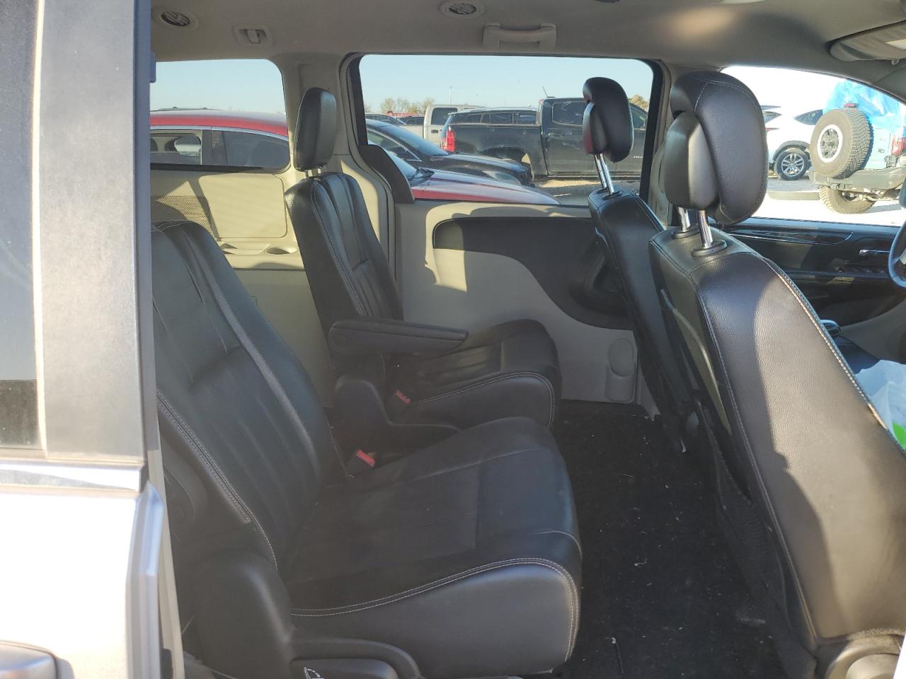 2015 Chrysler Town & Country - Image 11