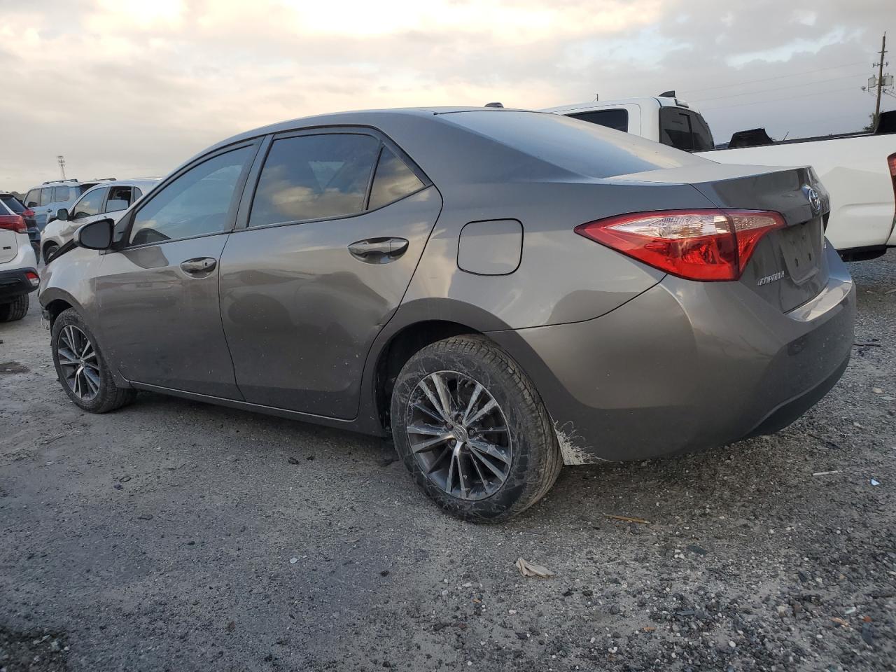 VIN 2T1BURHE5JC013996 2018 TOYOTA COROLLA no.2