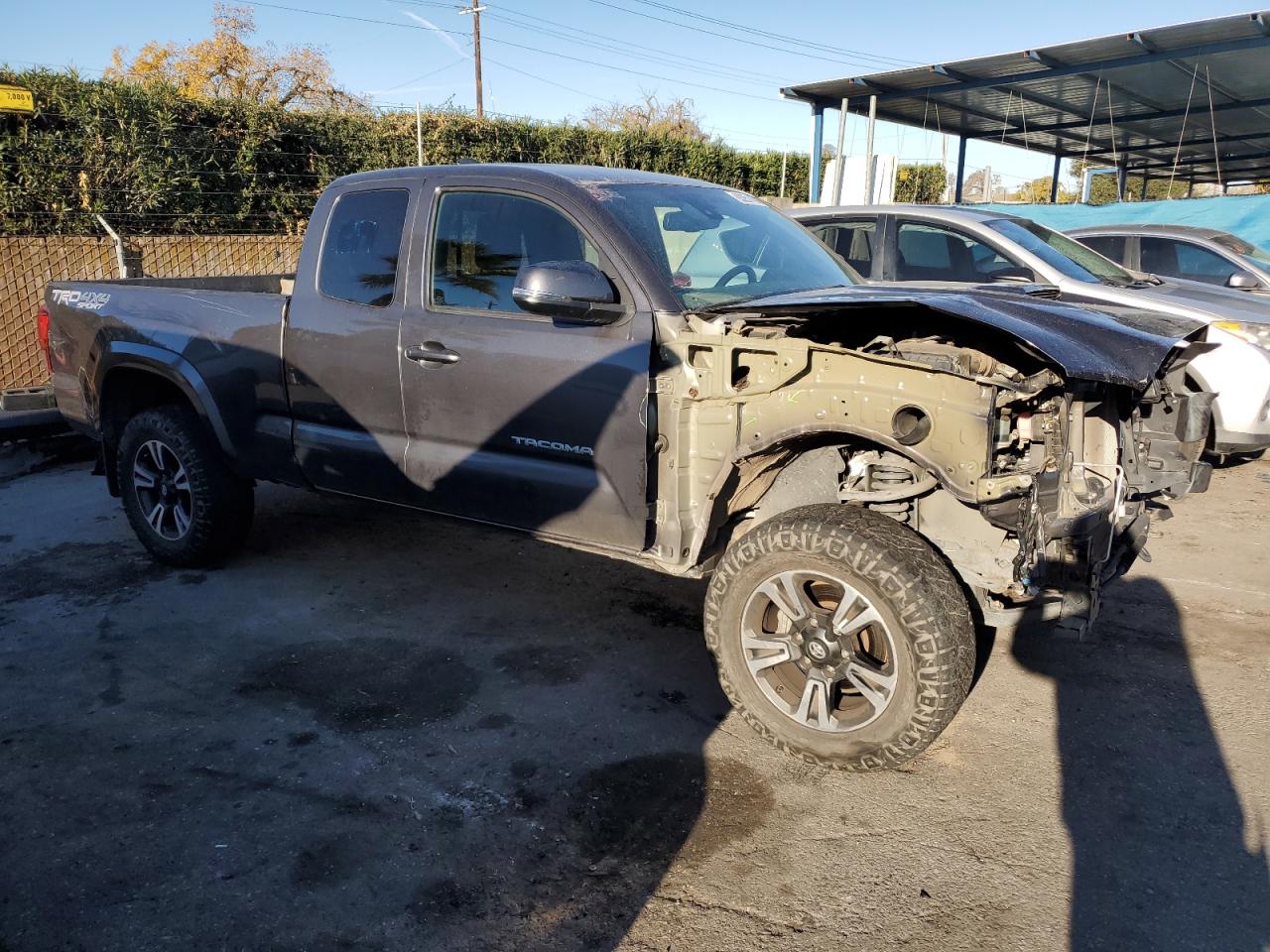 VIN 5TFSZ5AN2JX152571 2018 TOYOTA TACOMA no.4