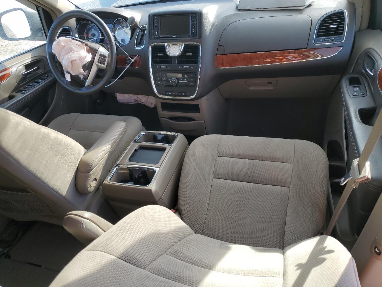 2016 Chrysler Town & Country - Image 8