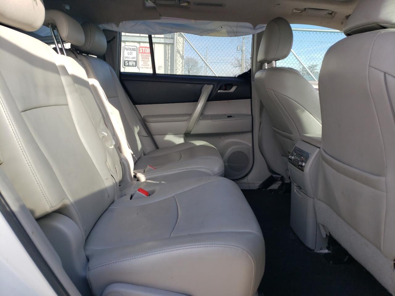 2013 Toyota Highlander - Image 11