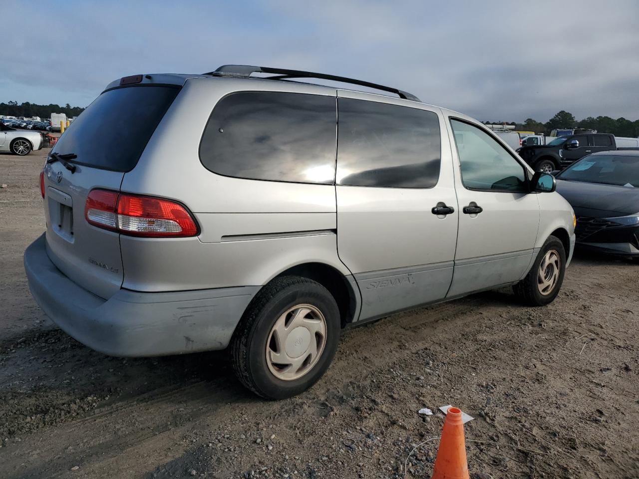 2001 Toyota Sienna - Image 3