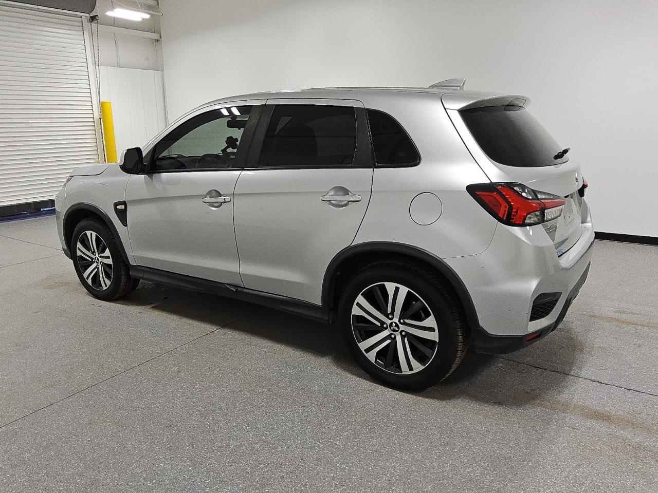 2020 Mitsubishi Outlander - Image 2